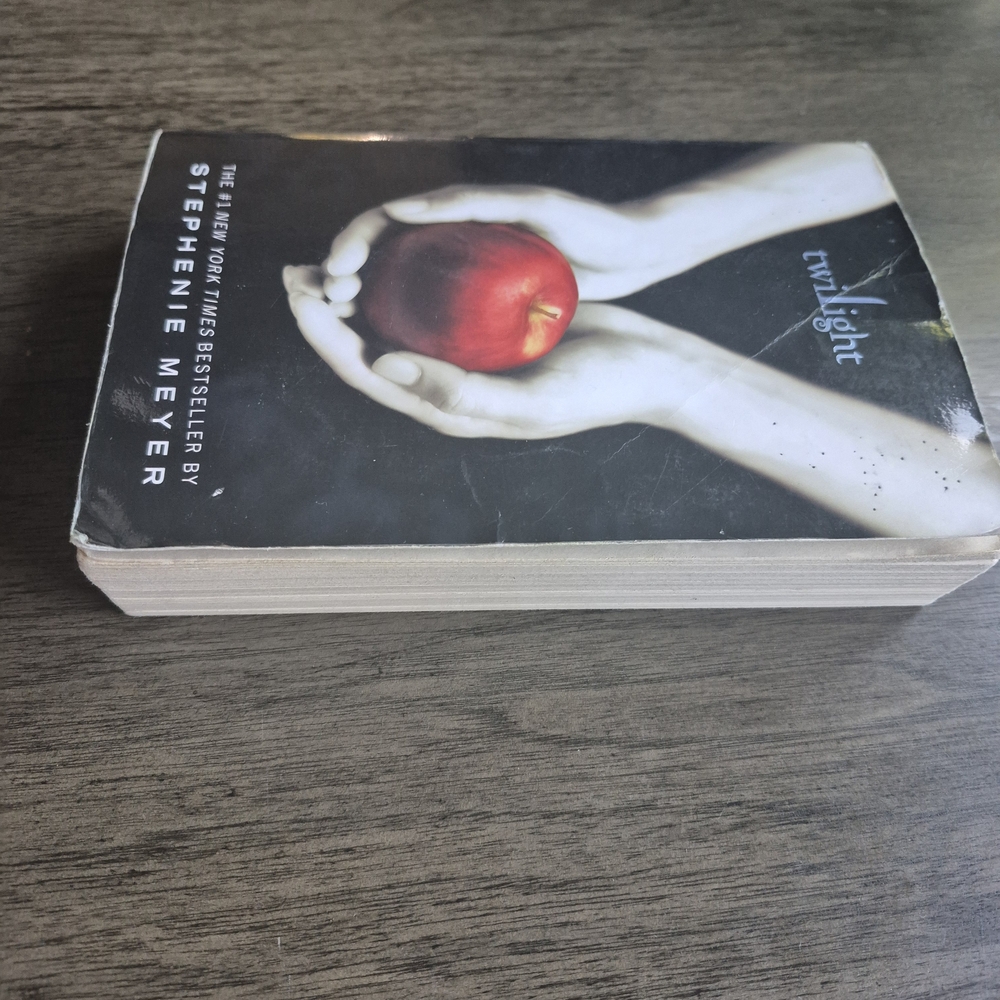 Twilight Book with Black Cover - Picture 10 of 11